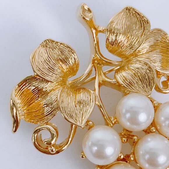 Vintage Gold Tone Faux Pearl Grape Cluster Brooch Mid Century Autumn Fall Pin - Picture 3 of 9